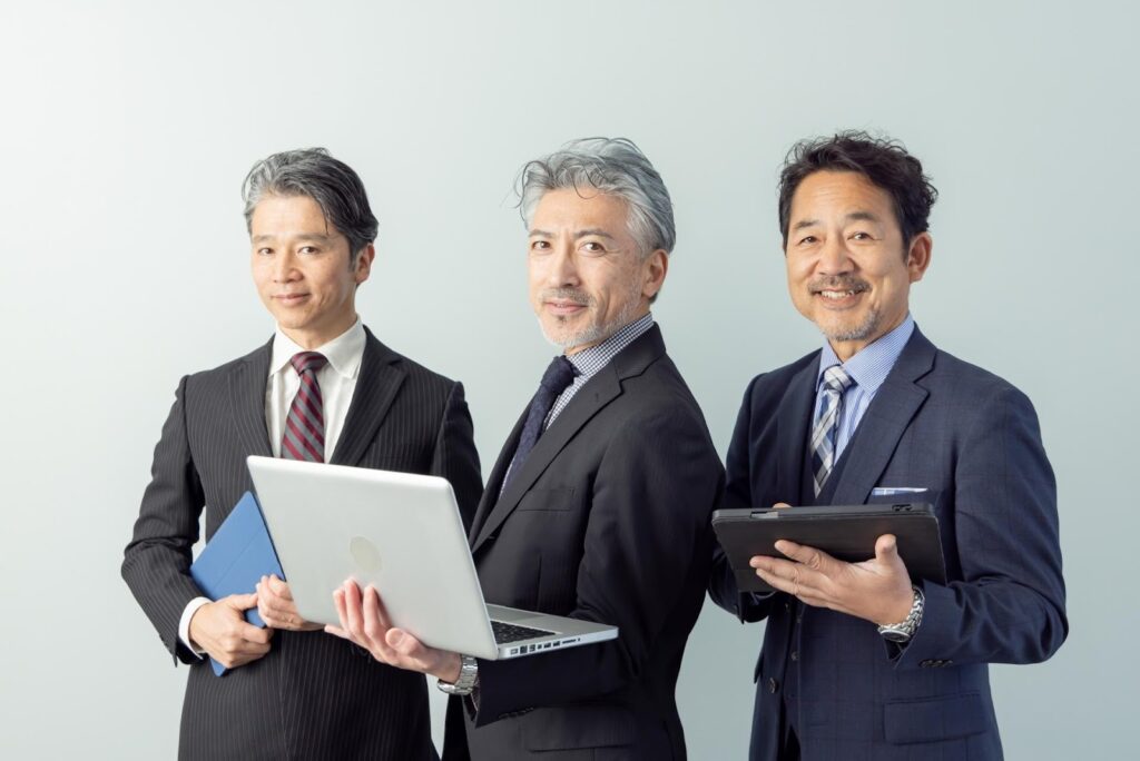 自信ありげなビジネスマンたち