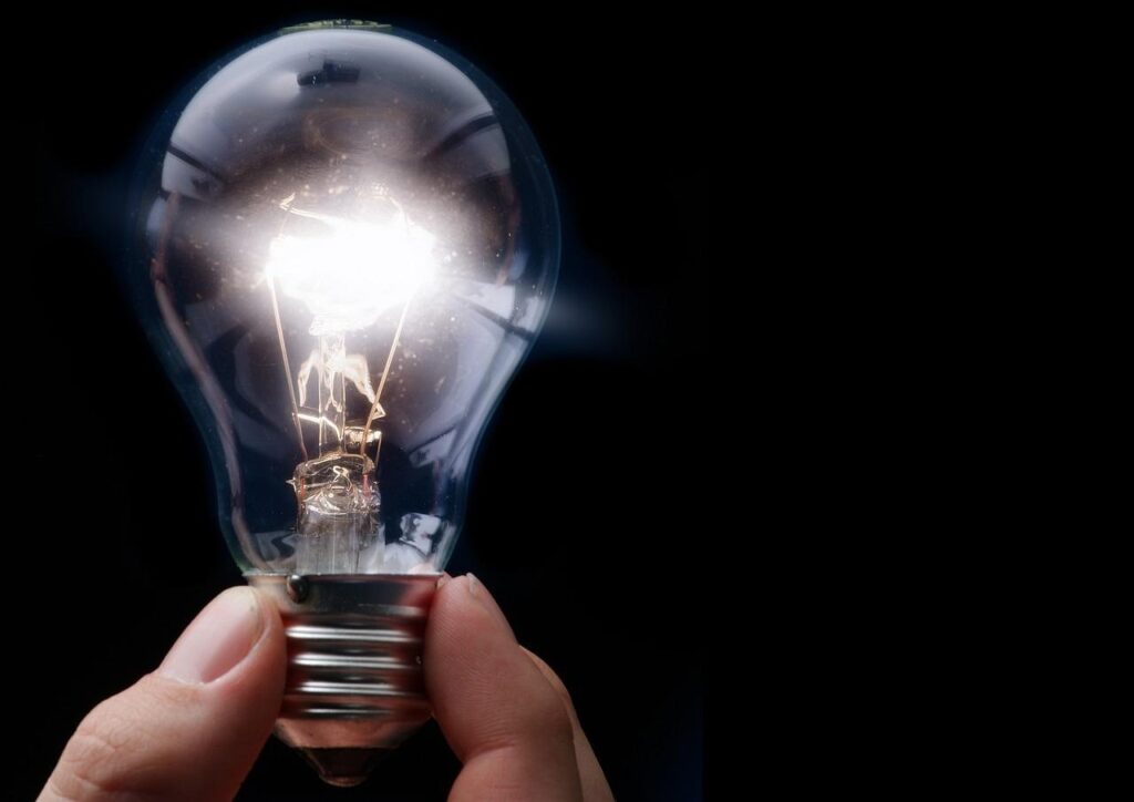 暗闇で光る電球