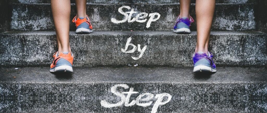 Step by Stepと書かれた階段